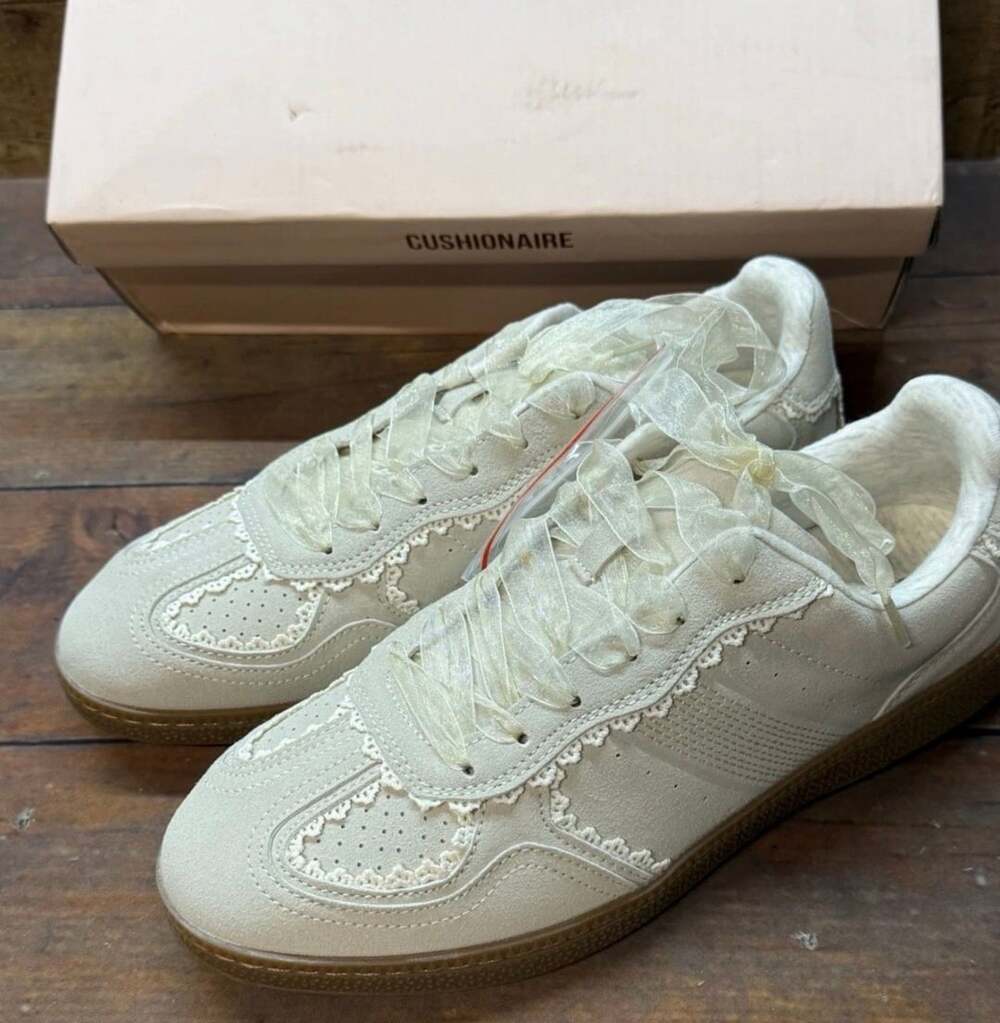 Cushionaire Belinda Size 9W Ivory Lace Detail Casual Sneakers